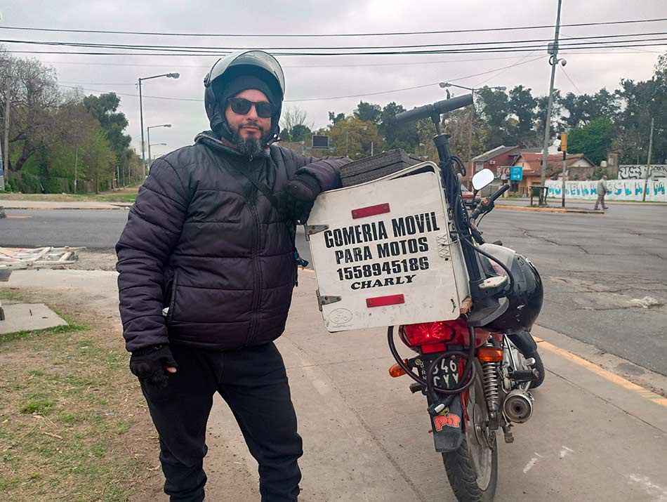 2 Quedo desempleado y creo su propio negocio una gomeria movil para asistir a motociclistas Charly Gomeria Movil