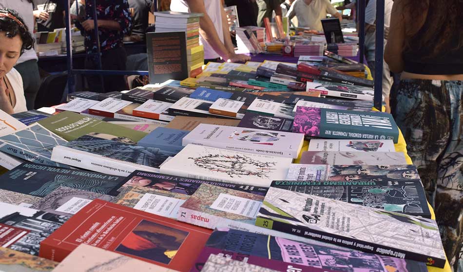 Las calles de Flores reciben una nueva edición de la Feria del Libro local 2