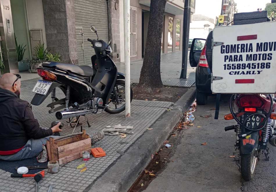 3 Quedo desempleado y creo su propio negocio una gomeria movil para asistir a motociclistas Charly Gomeria Movil