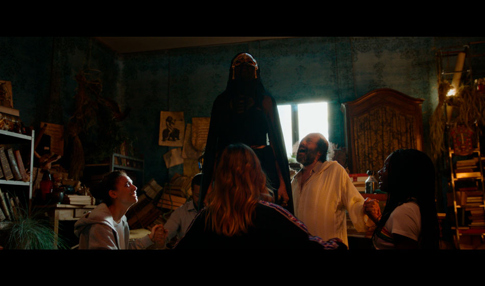 "Kandisha" en realidad es una leyenda marroquí sobre una mujer vengativa cuyo espíritu puede invocarse dibujando un pentagrama e invocando su nombre, algo que una vengativa adolescente usa en este film, pero nada le sale como lo había pensado. Crédito: @mbfilmsargentina