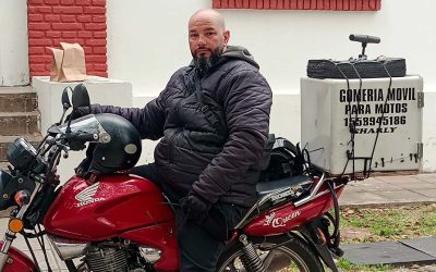 Quedó desempleado y creó su propio negocio: una gomería móvil para asistir a motociclistas