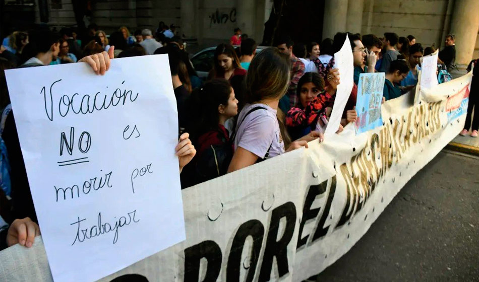 Les trabajadores de la salud del Hospital Provincial de Rosario reclamaron por mejores condiciones laborales y mayor seguridad. Créditos: SIPRUS