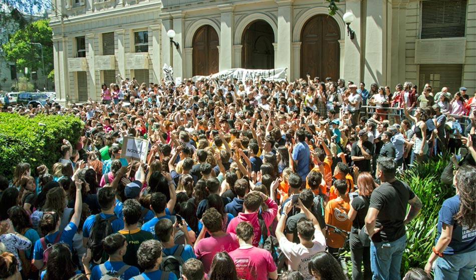 Organizaciones estudiantiles de más de 40 universidades se movilizaron en defensa de la educación pública 1