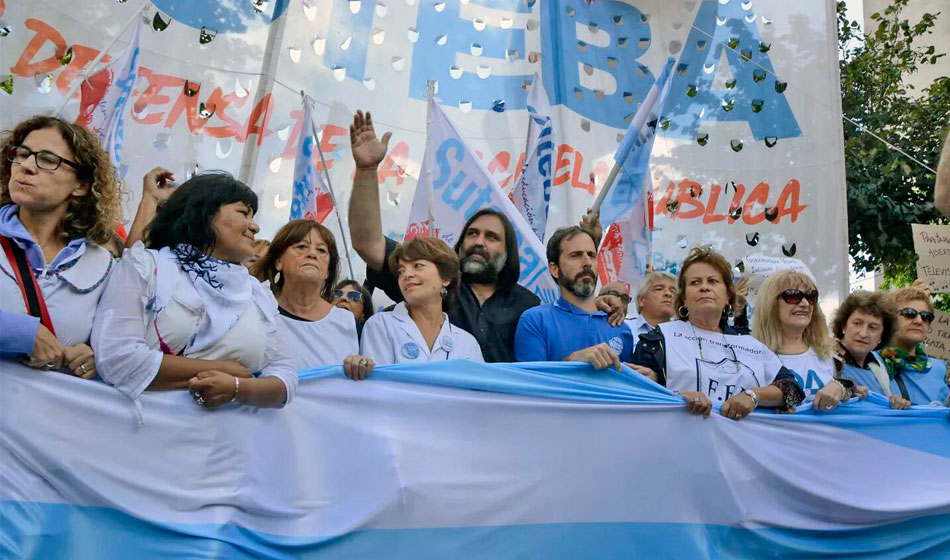 Docentes y estatales paritarias