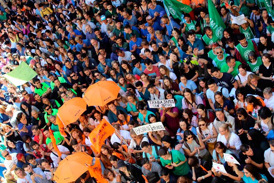 Más de 2000 personas participaron de la movilización que llevaron adelante les profesionales de la salud. Créditos: SIPRUS 