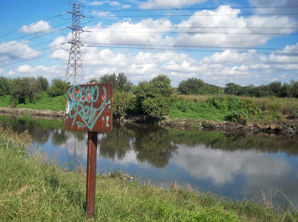 En la localidad de Villa Celina suelen producirse inundaciones de varias calles debido a problemas cloacales y el tapado de partes del Riachuelo producto de edificaciones. Crédito: Caminando por el globo