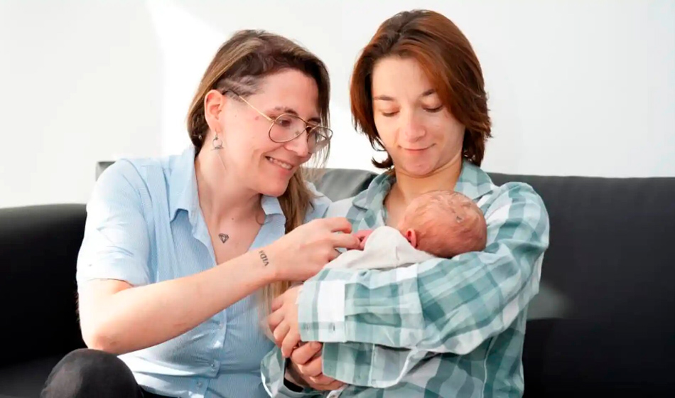 Nació el primer bebé gestado por dos mujeres de Europa 1