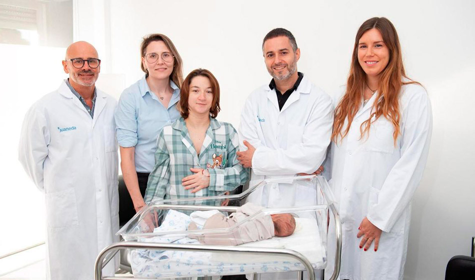Nació el primer bebé gestado por dos mujeres de Europa 2