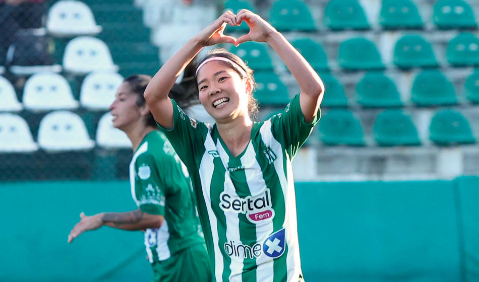 Otra japonesa se suma al fútbol femenino: Runa Watanabe competirá en Ferro Carril Oeste 3