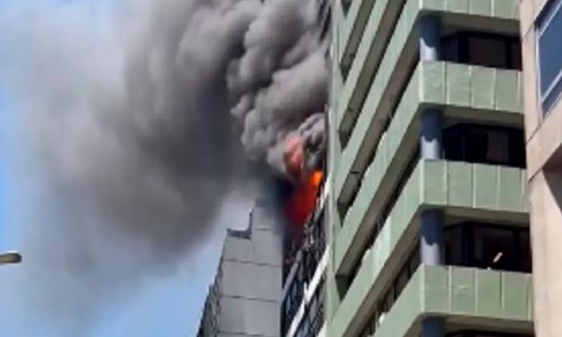 Incendio en un edificio al lado de la Secretaría de Trabajo: buscan “personas afectadas”