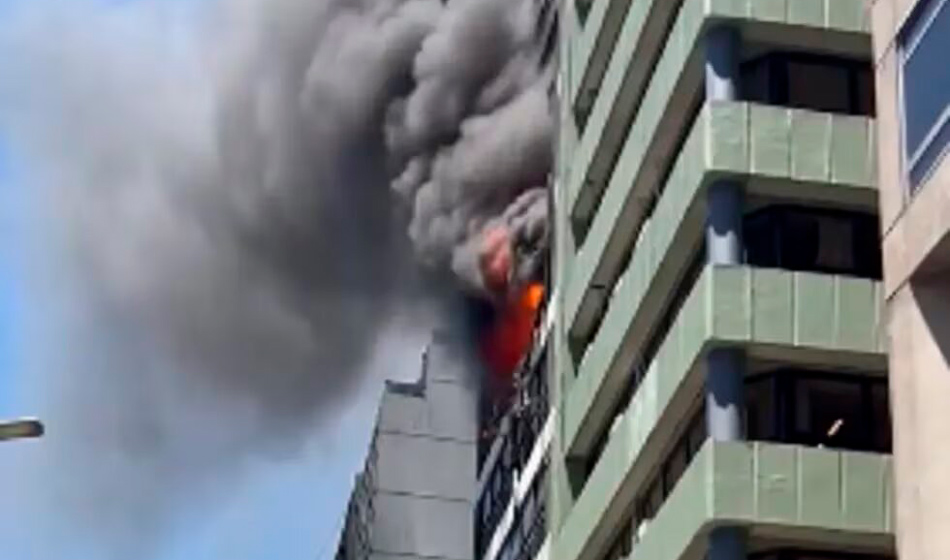 Incendio en un edificio al lado de la Secretaría de Trabajo: buscan “personas afectadas”