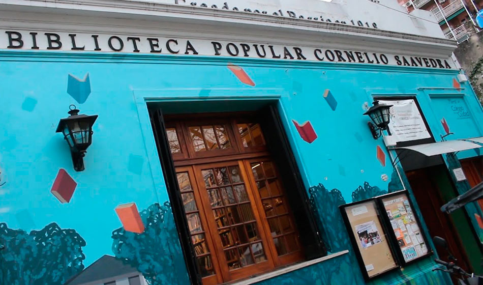 ¡Bibliotecas Populares en alerta! Peligro de cierre por la Ley Ómnibus 1 Gisela Pérez, representante de la Confederación Argentina de Bibliotecas Populares, señaló en su intervención en el plenario de comisiones que “con una biblioteca popular cerca, puedo garantizarles que realmente salvamos vidas”. Crédito: Barricada TV