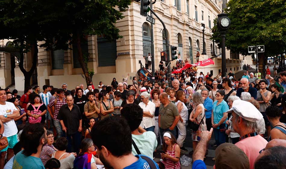 Platenses organizades en una asamblea contra las medidas de Milei 1