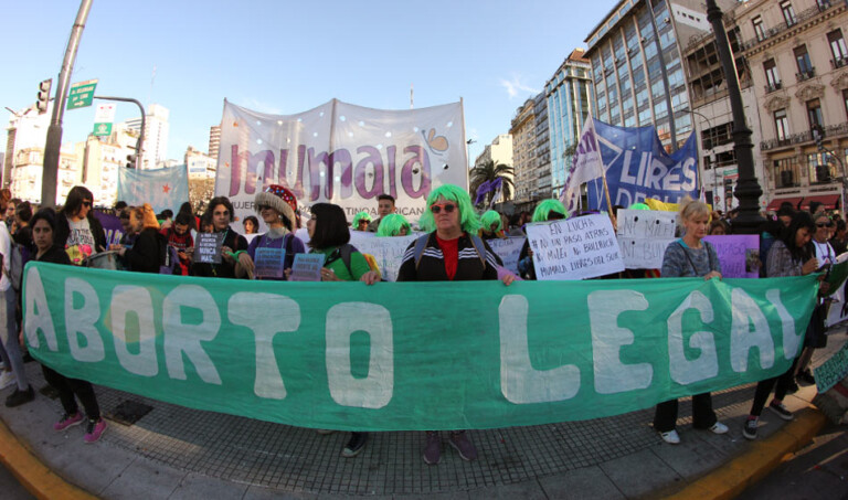 El Gobierno apunta su motosierra hacia los derechos reproductivos y la despenalización del aborto