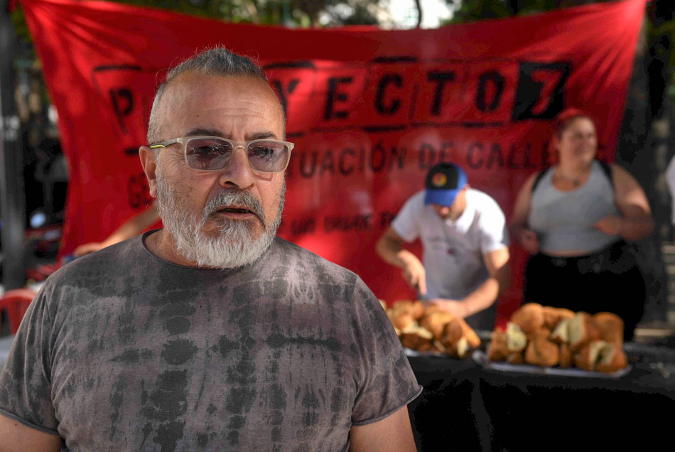 Un desayuno contra el DNU y en reclamo por las personas que viven en la calle 2 2 Telam