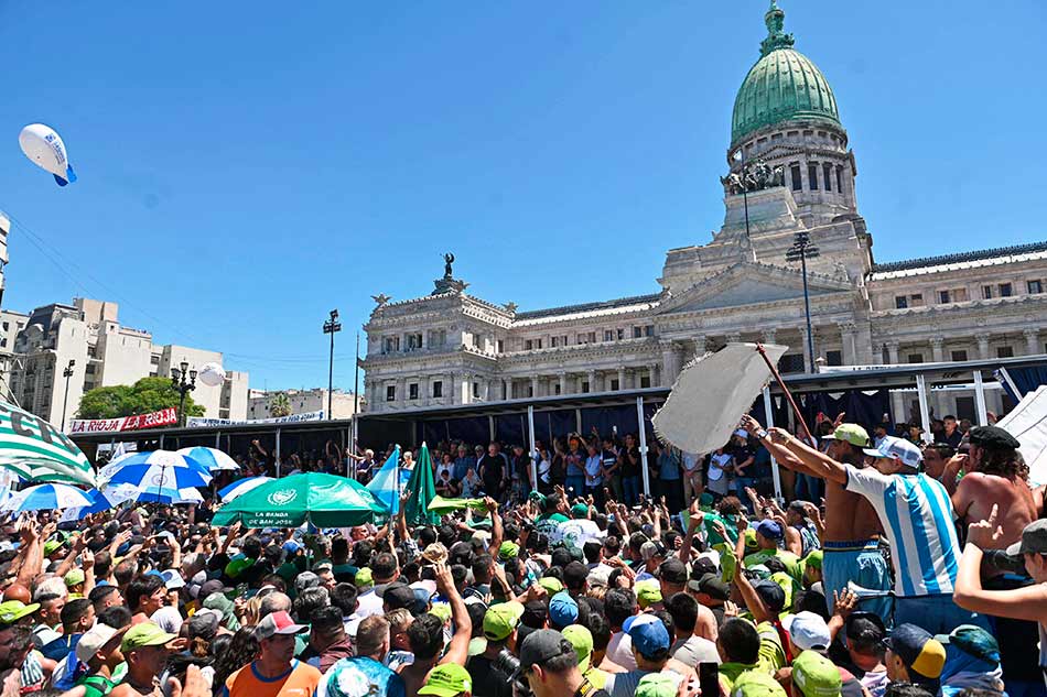 El paro y la movilización de la CGT mostró la fuerza del reclamo y el repudio a los paquetes de medidas de Milei. Créditos: Télam