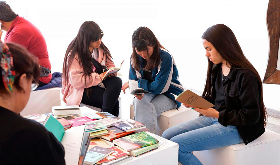 ¡Bibliotecas Populares en alerta! Peligro de cierre por la Ley Ómnibus 3 En defensa de la cultura están convocando para el 20 de enero, desde las 15, una feria del libro en Plaza Congreso que va a contar, entre otras cosas, con intervenciones dibujadas de libros, una clase abierta con Liliana Heker y lecturas colectivas. Crédito: Télam