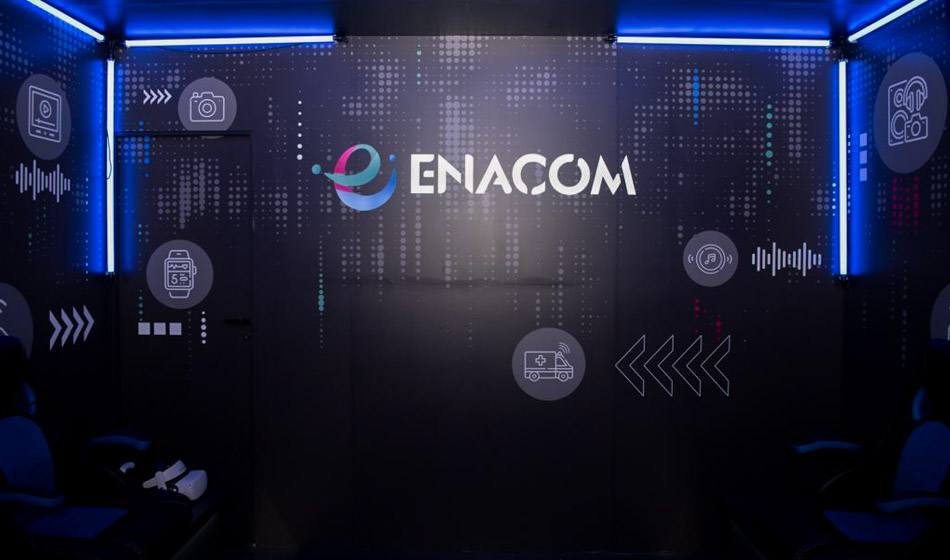 El documento publicado en el Boletín Oficial establece que se planificará la actualización de las normativas de los servicios de TIC y audiovisuales. Crédito: ENACOM