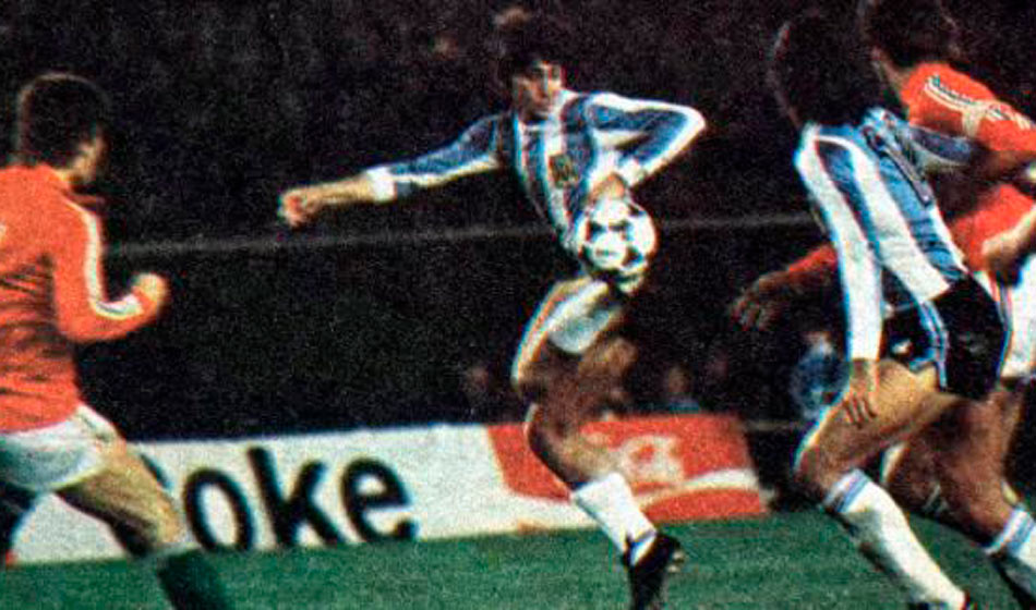 De la pelota naranja, a reemplazar a Maradona: el Beto Alonso cumple años 3