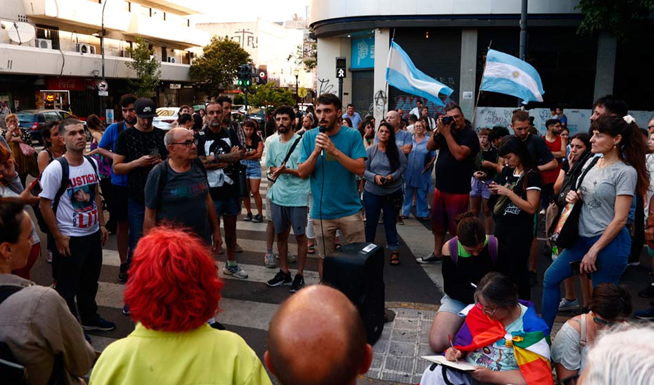 Platenses organizades en una asamblea contra las medidas de Milei 2