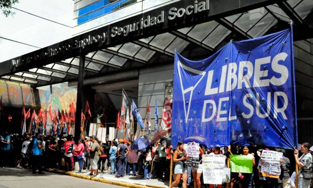 Ante la pulverización de los salarios, organizaciones sociales se concentraron frente a la Secretaría de Trabajo
