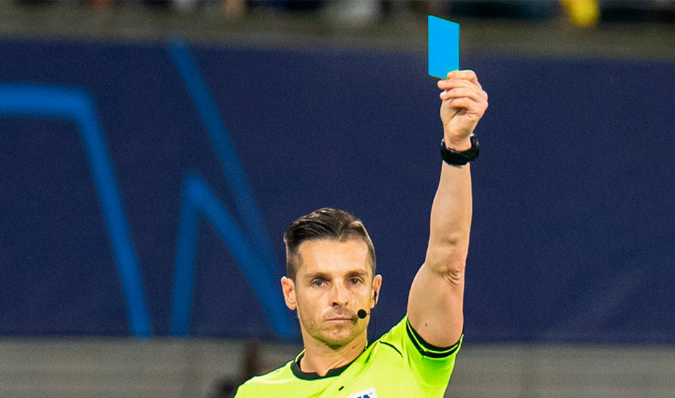 La tarjeta azul podría llegar a ser la nueva gran novedad dentro del fútbol moderno si se oficializa su utilización en el próximo mes de marzo. Créditos: The Manc