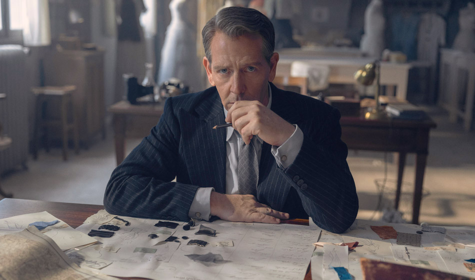 Ben Mendelsohn como Christian Dior