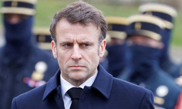 La alta autoestima de Macron: no pudo con los chalecos amarillos, pero se le anima a Rusia