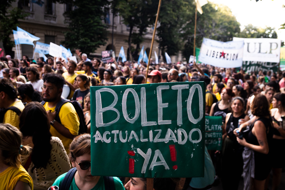 Hubo unidad de la Asociación de Docentes (ADULP), de Trabajadores (ATULP) y de la Federación Universitaria (FULP) de la Universidad Nacional de La Plata (UNLP) en rechazo al ajuste en educación. Crédito: Nota al Pie