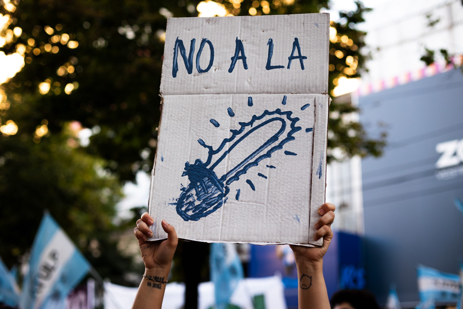 Contra la motosierra del ajuste: el pedido fue por paritarias libres, aumento salarial, el pago del FONID y un mayor presupuesto para la Universidad Pública, la ciencia y la tecnología. Crédito: Nota al Pie