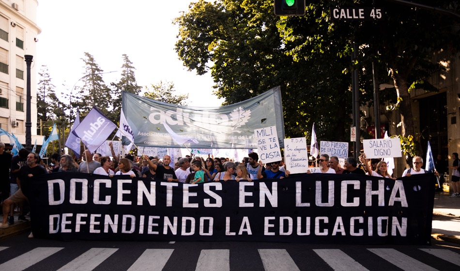 Docentes, nodocentes y estudiantes de la Universidad Nacional de La Plata marcharon por la ciudad en defensa de la educación pública. Crédito: Nota al Pie