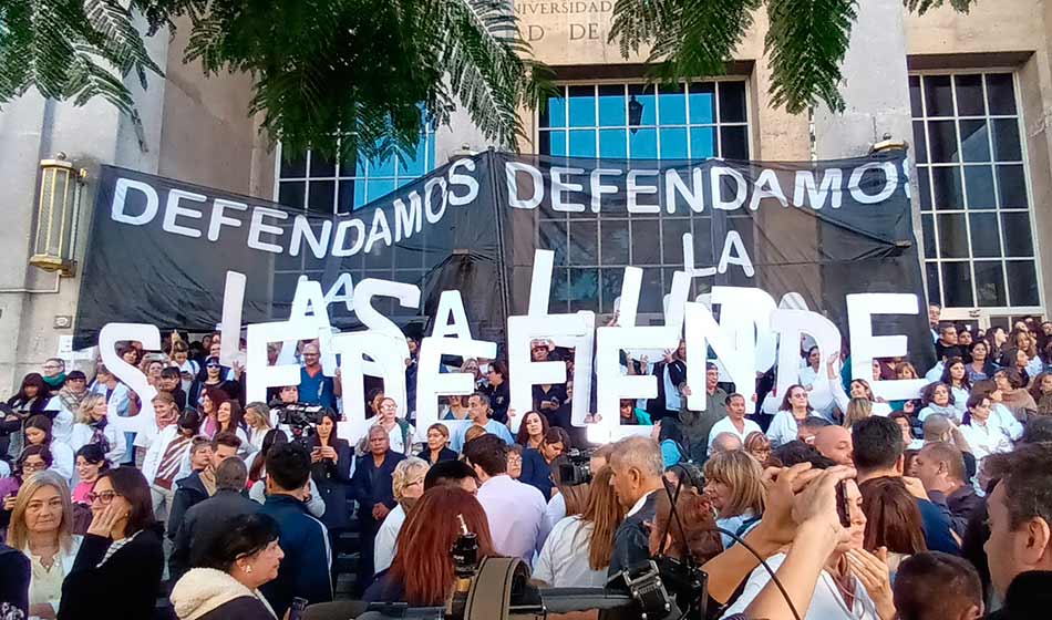 Abrazo simbólico y ruidazo por la salud y la educación pública