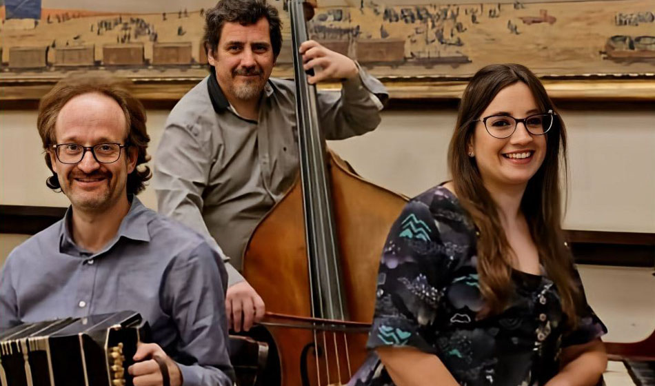 Cada semana te ofrecemos la programación cultural de Nota al Pie en la Ciudad de Buenos Aires, como la genial idea de cerrar el finde a toda música con el Amalia Escobar Trio + Roberto Minondi, en el barrio de San Telmo. Crédito: @amalitaescobar