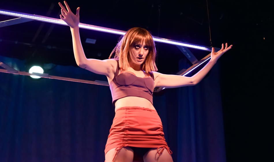 "Suavecita", una mujer luchadora y su metamorfosis a un mito popular 1 La aclamada obra unipersonal "Suavecita", escrita y dirigida por Martín Bontempo arrancó este abril una nueva temporada en el Teatro Caras y Caretas. Crédito: PH Boria Audiovisual