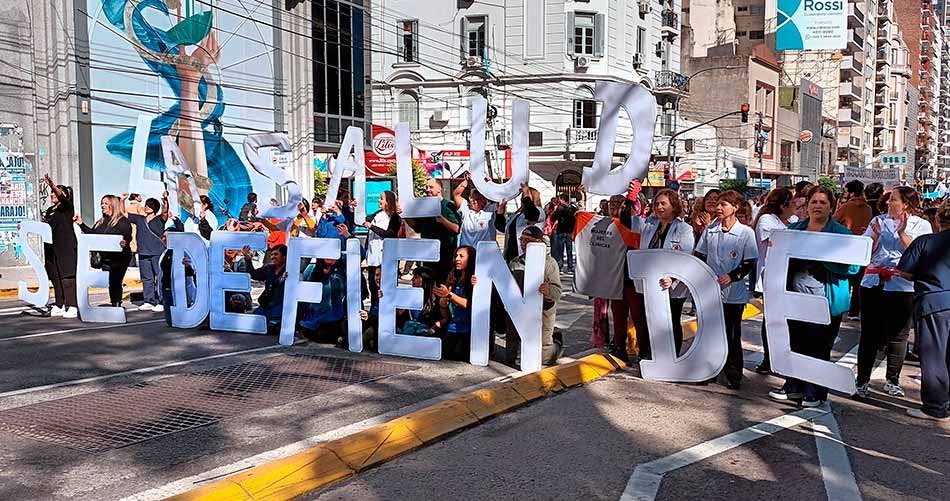 Abrazo simbólico y ruidazo por la salud y la educación pública