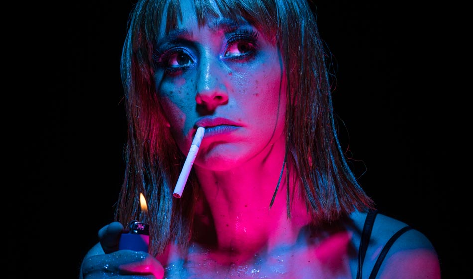 "Suavecita", una mujer luchadora y su metamorfosis a un mito popular 3 "Suavecita" es un unipersonal distinto, ya que cautiva, divierte y hace reflexionar. Tanto Bontempo como Peralta han logrado crear una trama muy divertida, que refleja con maestría la esencia del teatro off porteño. Crédito: Facundo Irish Suarez