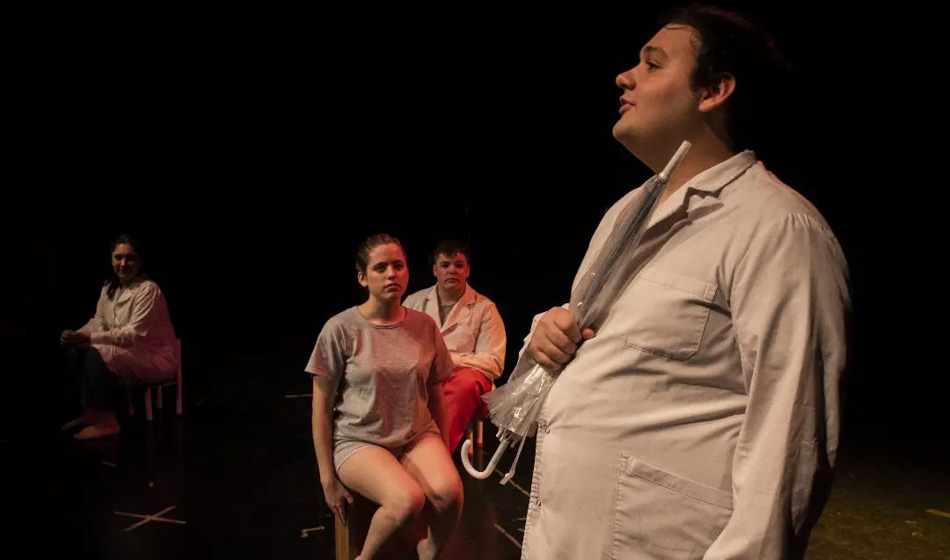 Cada semana te ofrecemos la programación cultural de Nota al Pie en la Ciudad de Buenos Aires, como la pieza teatral "Pueblito", que se erige como una parodia pre adulta. Crédito: @pueblito.obrateatral
