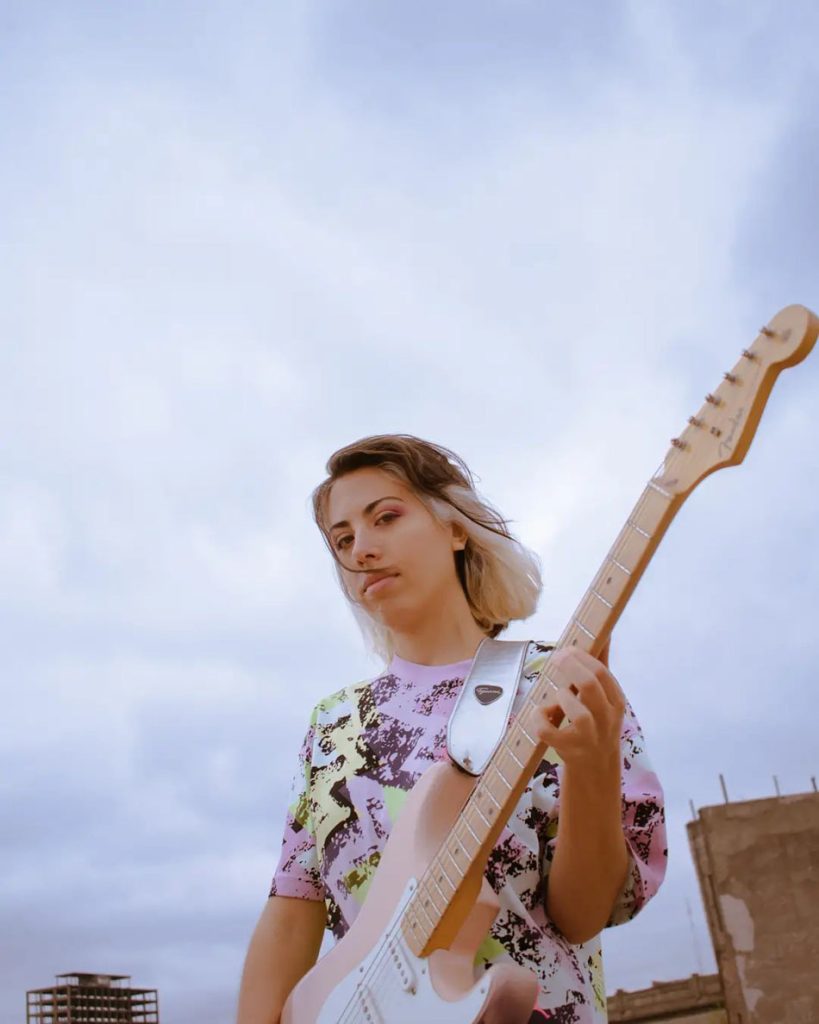 Explora y disfruta de algunos de los más destacados espectáculos gratuitos en diversos espacios culturales de la ciudad, como el recital de la compositora Nana Arguen, en guitarra y voz, en el Centro Cultural Recoleta. Crédito @nanarguen