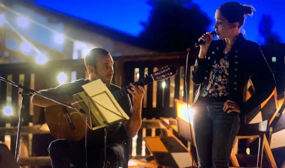 Explora y disfruta de algunos de los más destacados espectáculos gratuitos en diversos espacios culturales de la ciudad, como el recital de Nacho Eguía y Dolores Usandivaras y su repertorio de musical popular. Crédito: @eguianacho