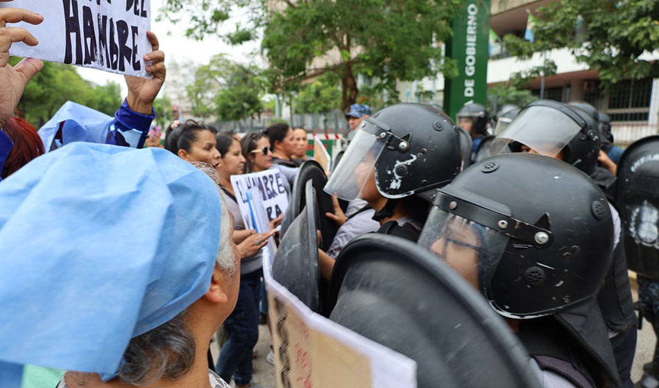 2 Represion a Madres contra el Hambre en intento de audiencia con el gobernador de Chaco Libres del Sur
