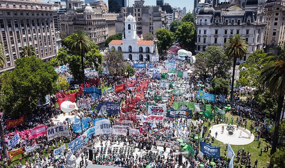 La Plaza de Mayo se colmó de un reclamo popular contra el ajuste de Milei 1 Plaza de Mayo