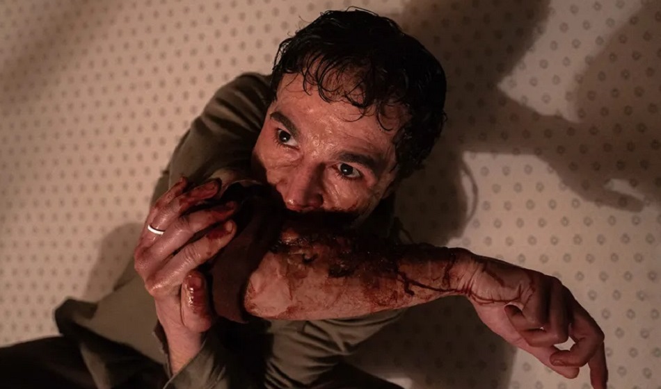 Leigh Whannell presenta una reinterpretación ambiciosa pero desigual del clásico “Hombre Lobo”, donde pesa más el drama que el terror, aunque los efectos especiales impresionan y compensan las deficiencias del guion. Crédito: @universalpicturesarg