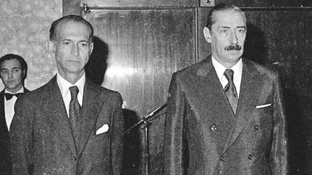 Martínez de Hoz junto al presidente de facto y miembro de la Junta Militar, Jorge Rafael Videla. Créditos: Revista Zoom