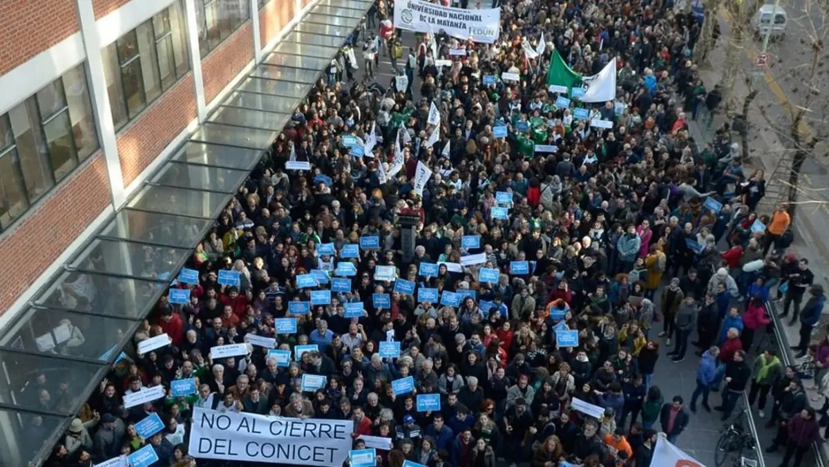 Éxodo científico en Argentina: recortes, sueldos congelados y vidas en pausa 1 Éxodo científico