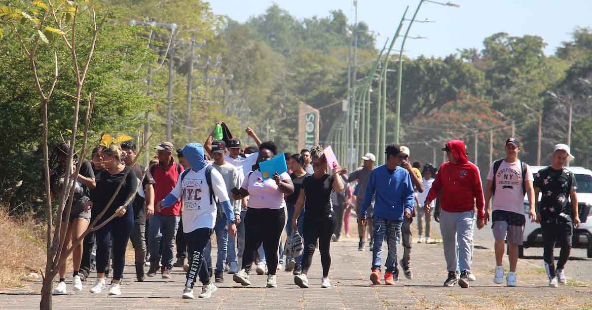 Migrantes batallan para volver a sus paises o quedarse en Mexico Credito EFE