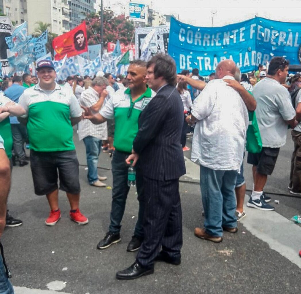 Milei marchando con camioneros