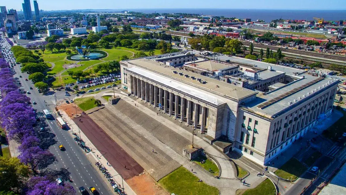 Educación de excelencia en peligro: Argentina lidera rankings, pero el desfinanciamiento amenaza el futuro universitario 1 universitario