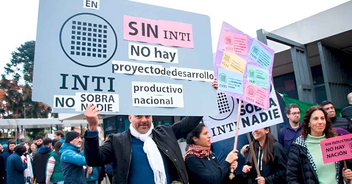 Abrazo simbólico al INTI en defensa de la soberanía e industria nacional 1 inti