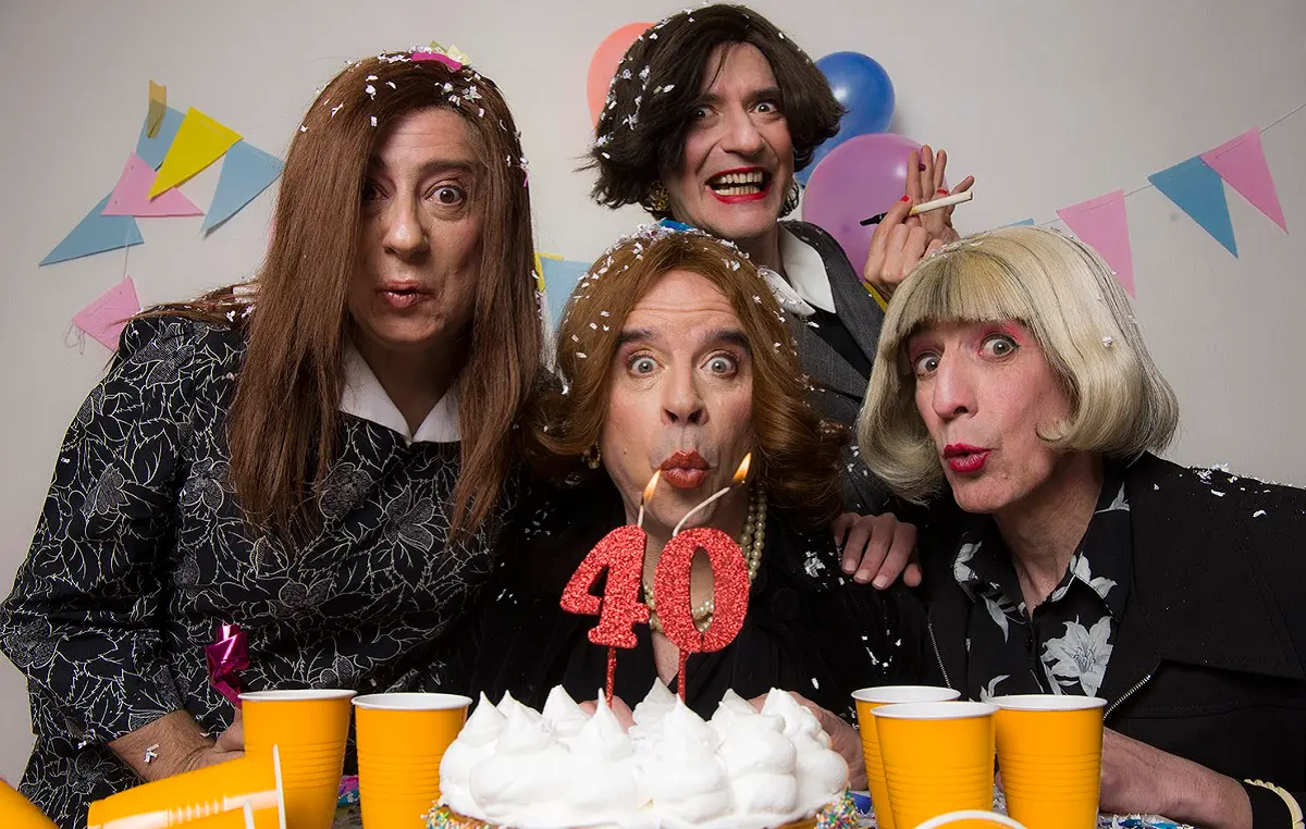 “¡Chau, Macoco!”, cuatro décadas de teatro en clave de homenaje travestido 1 Los Macocos celebran cuatro décadas teatrales con “¡Chau, Macoco!”, una propuesta donde interpretan a sus propias viudas. Un "viudrama" donde se mezcla autobiografía y ficción en clave paródica y emotiva. Credito: Carlos Furman