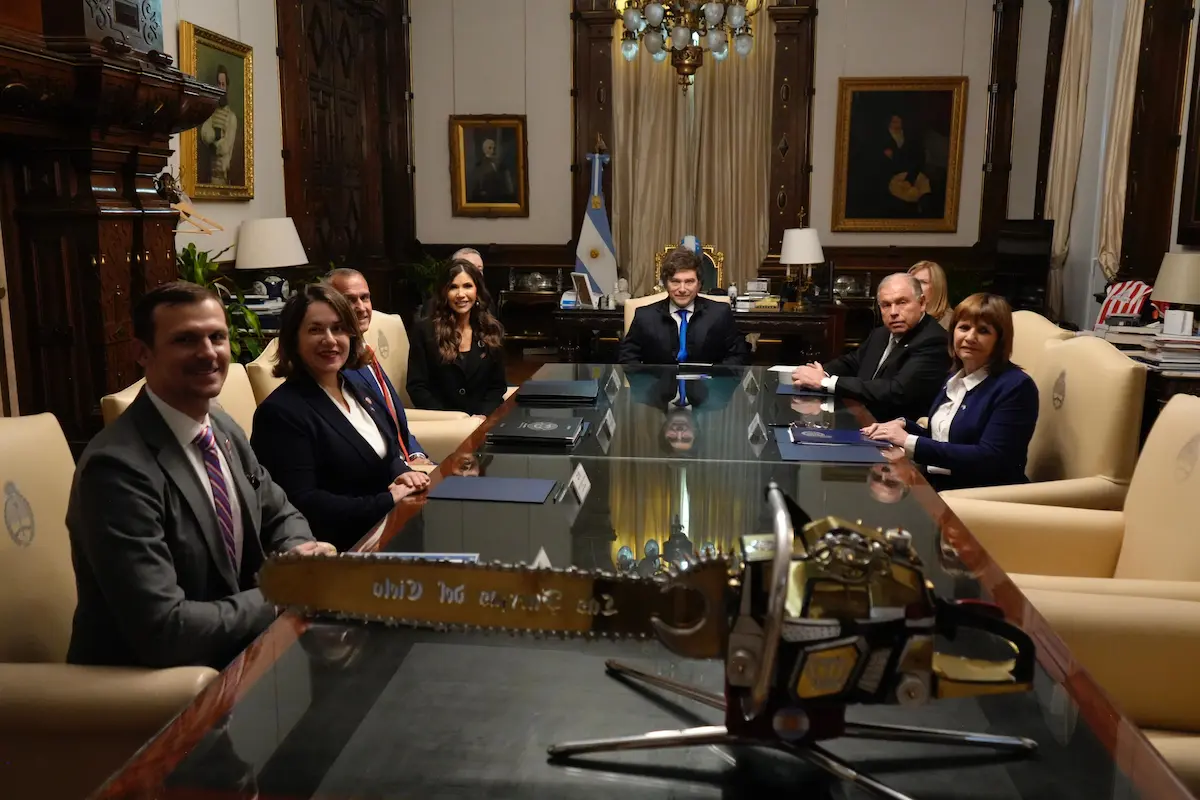 Tras los repudiables dichos de Lamelas, Milei recibió a una funcionaria clave de Trump y redobló su alineamiento con Estados Unidos 1 estados unidos